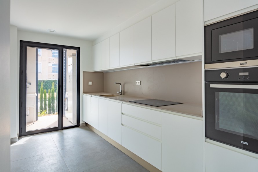 2 Slaapkamers - — 8/24