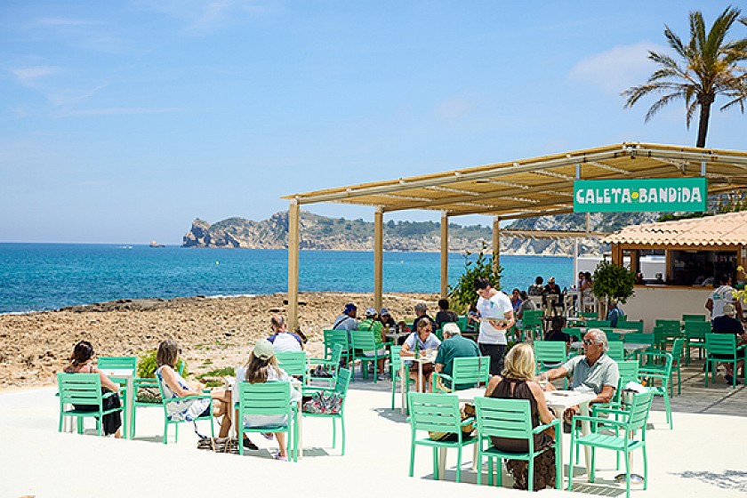 Grupo Cala Bandida inaugura la temporada en Jávea  con la apertura de Caleta Bandida
