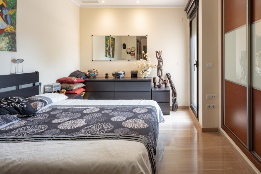 2 Slaapkamers - — 12/25