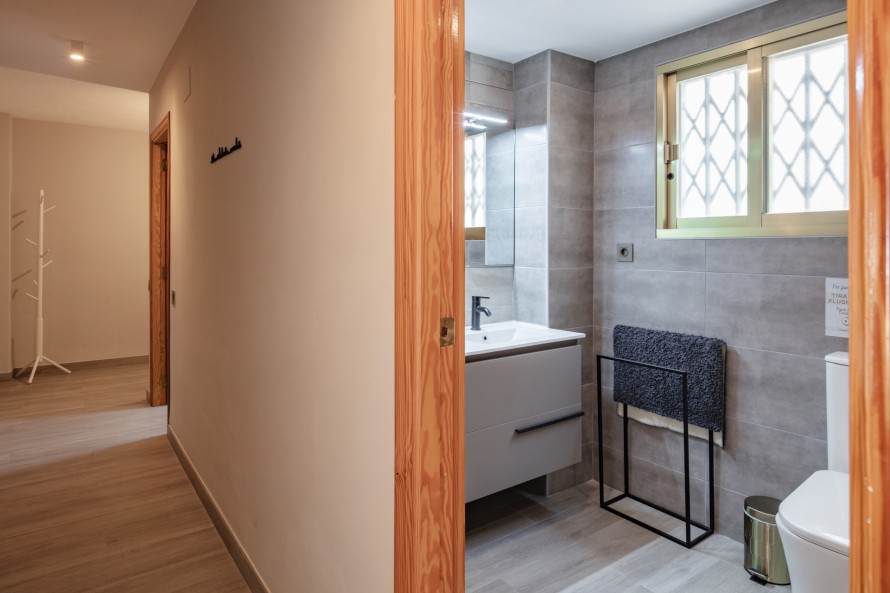 2 Slaapkamers - — 18/21