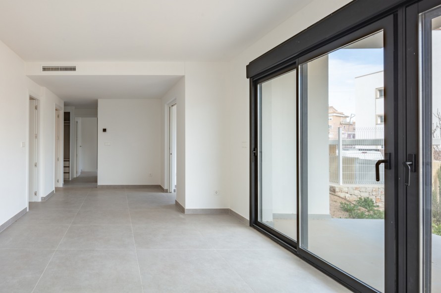 2 Slaapkamers - — 4/24