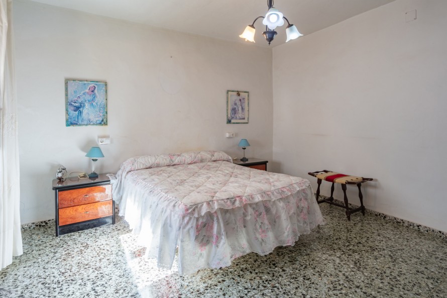 4 Slaapkamers - — 8/17