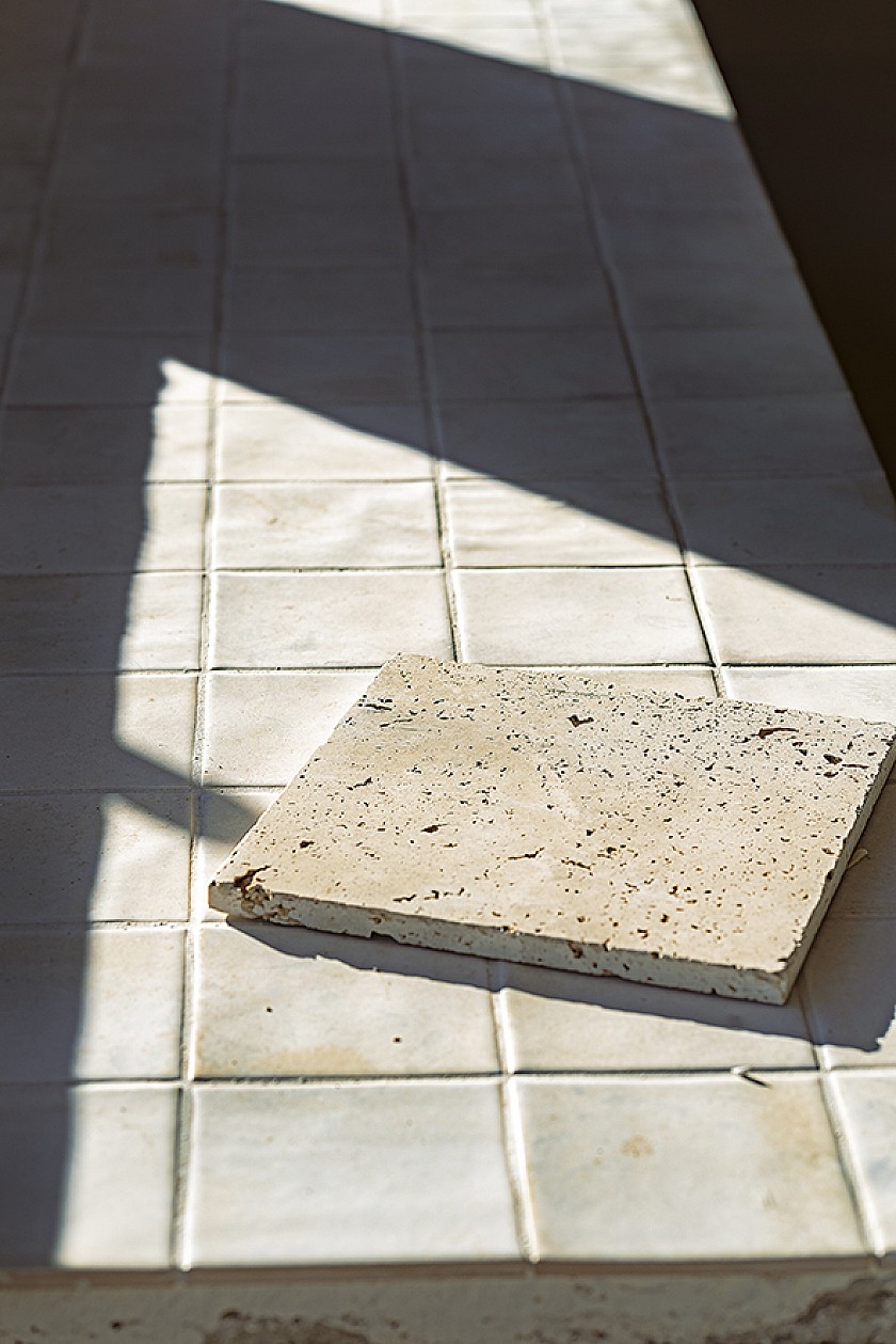 Travertijn in opus romano, een edele vloer ontworpen als een puzzel - KVC Luxury Construction